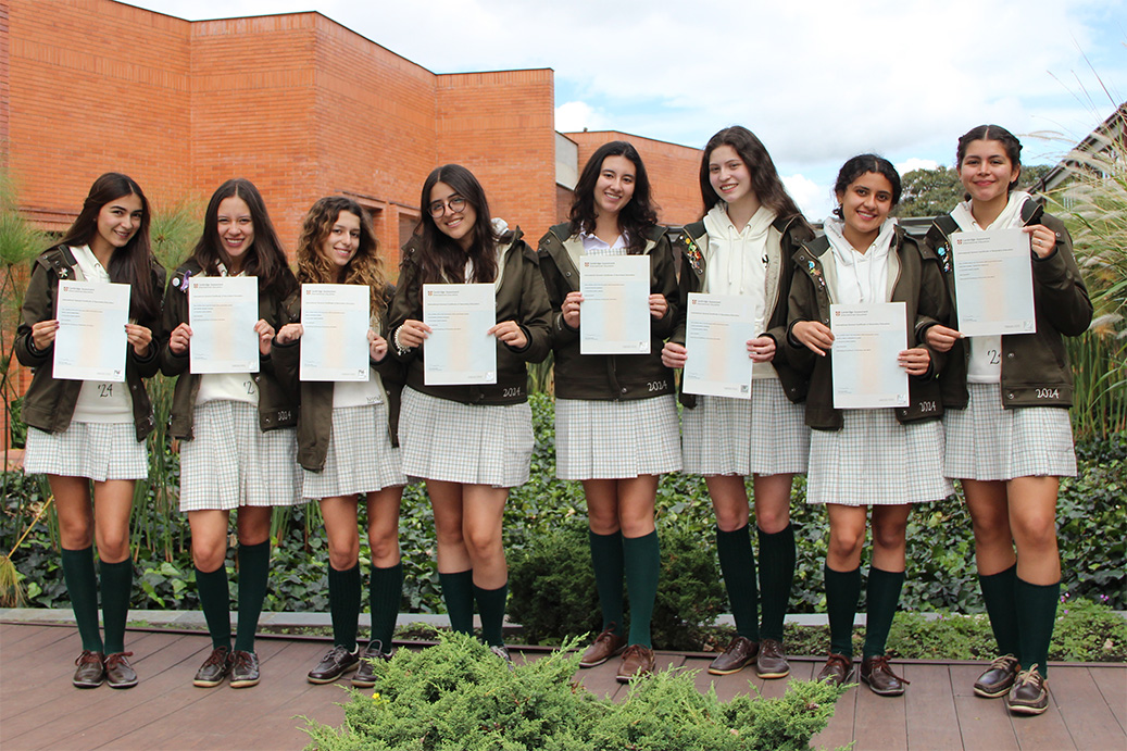 Estudiantes del Colegio Santa María celebrando sus certificaciones